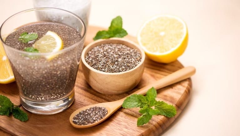 https://images.healthshots.com/healthshots/en/uploads/2021/04/16115937/chia-seeds-detox-water-1.jpg